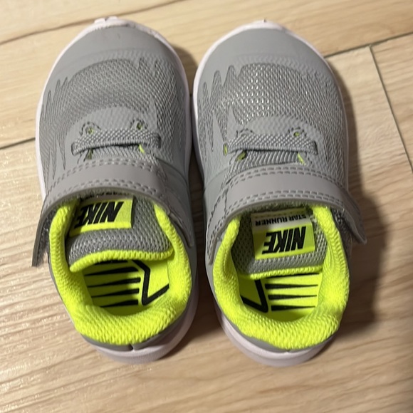 EUC Toddler Boy Nike Running Shoes 4C - Picture 4 of 5